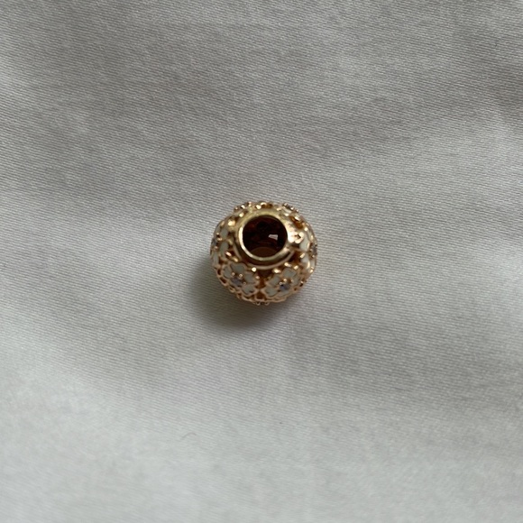Retired Pandora Rose White Primrose Meadow Charm - Picture 2 of 3